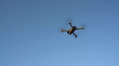 Gökyüzüne karşı uçan küçük quadrocopter