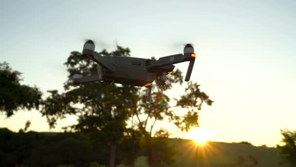 Kleiner Quadrocopter fliegt gegen den Himmel. Zeitlupe — Stockvideo