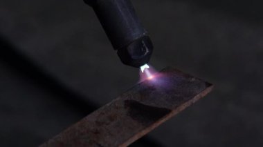 Retro kesici küçük bir atölyede metal parçalar keser