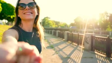 -Çocuklar el çekerek mutlu genç kadın - el el parlak güneşli bir günde yürürken peşimden