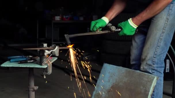Trabajador corta el metal con un cortador retro en un pequeño taller, cámara lenta — Vídeo de stock