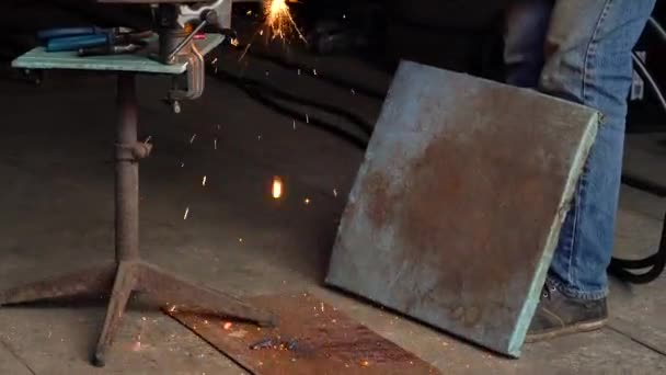 Arbeiter schneidet das Metall mit einem Retro-Cutter in einer kleinen Werkstatt — Stockvideo