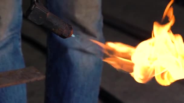 Trabalhador corta o metal com um cortador retro em uma pequena oficina — Vídeo de Stock