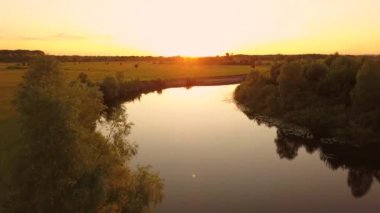 Ağaçlar ve şafak - hava Nehri üzerinde uçan videoya