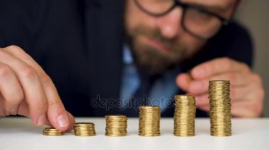 Adam yığın altın sikke sütun artan içine