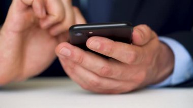 işadamı metin iletileri için Smartphone kullanarak