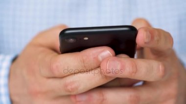 işadamı metin iletileri için Smartphone kullanarak