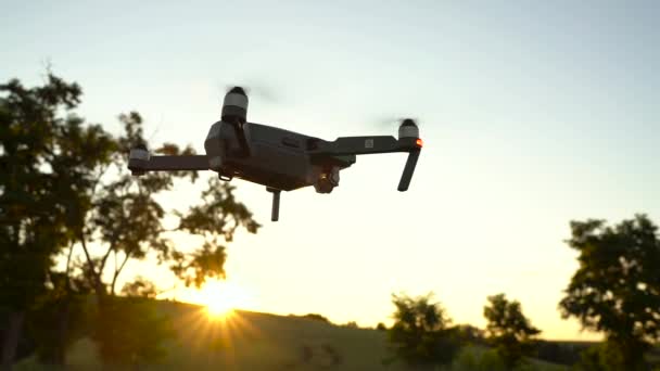 Piccolo quadrocopter che vola contro il cielo. Rallentatore — Video Stock