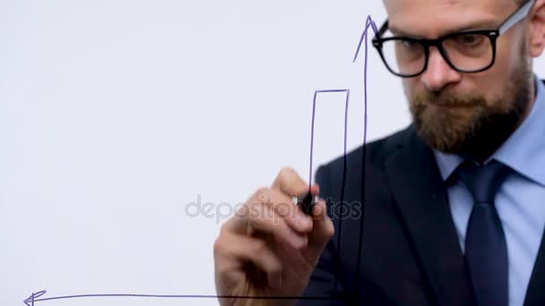 El hombre dibuja varias tablas de crecimiento, calculando las perspectivas de éxito en una moderna oficina de vidrio — Vídeo de stock