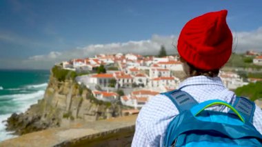 Kadın bir sırt çantası ile çevre Azenhas do Mar, okyanus Sahili Portekiz bir görünümünü sahiptir