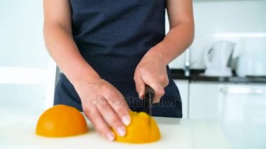 Kadın kesme turuncu modern bir mutfak