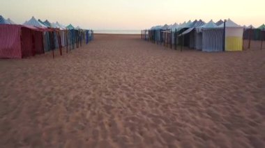 Uçan plaj tenteler Atlantik kıyısında boyunca