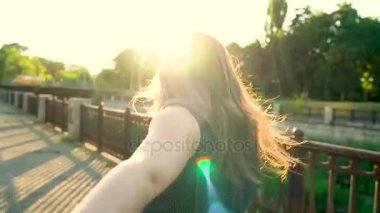 -Çocuklar el çekerek mutlu genç kadın - el el parlak güneşli bir günde yürürken peşimden