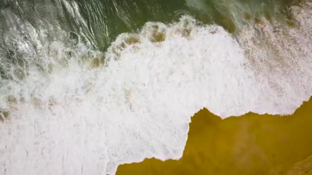 Κάτοψη του μια ερημική παραλία. Στην πορτογαλική ακτή του Ατλαντικού Ωκεανού — Αρχείο Βίντεο
