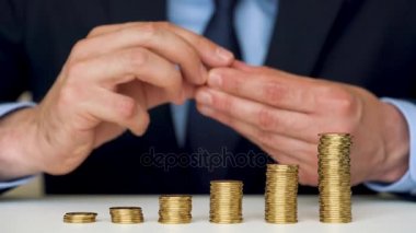 Adam yığın altın sikke sütun artan içine