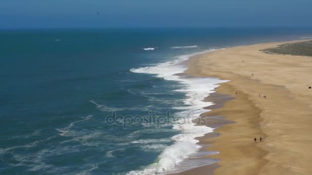 Vista da altura em uma praia deserta. A costa portuguesa do Oceano Atlântico — Vídeo de Stock