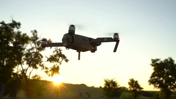 Silhuetten av små quadrocopter som flyger mot himlen — Stockvideo