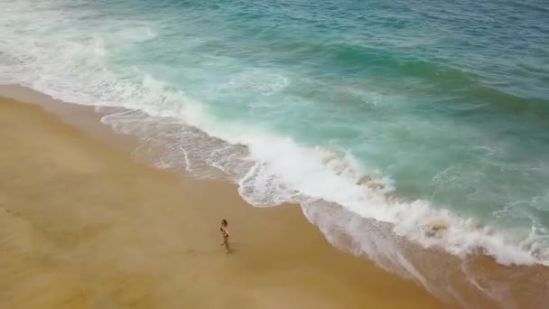 Beach bikini kvinna sorglös snurrar armarna åt sidorna på stranden. Pittoreska ocean Portugals kust — Stockvideo