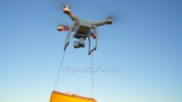 Drone entrega de paquete en el fondo del cielo — Vídeo de stock