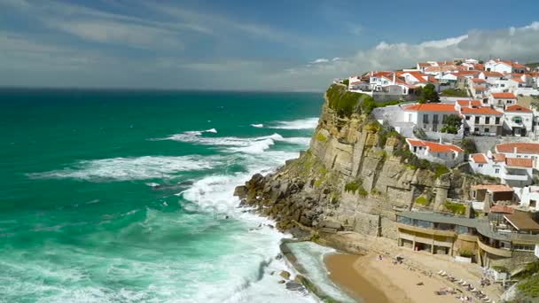 Azenhas do Mar, Sintra, Portekiz kıyı kasabası. — Stok video