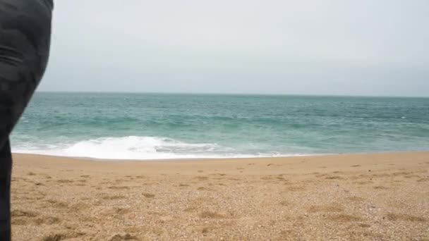 Femme athlétique courant le long de la plage — Video