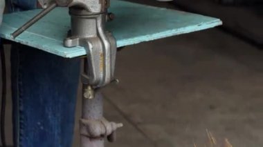 Köşeli taşlama tezgahı ile erkek işçi metal kesme