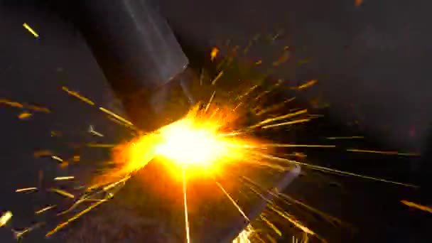 Retro nůž řeže kovových částí v malé dílně — Stock video