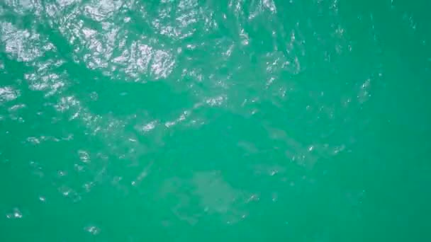 Аэросъемка с беспилотника над поверхностью океана — стоковое видео