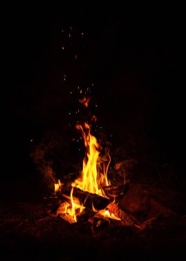 Bir turist kampında geceleri ateş yakar