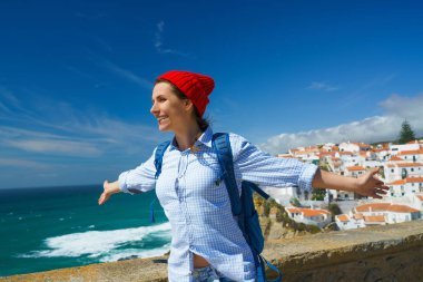 Bir sırt çantası onun arkasından kadınla kollarını t dışarı dönüyor