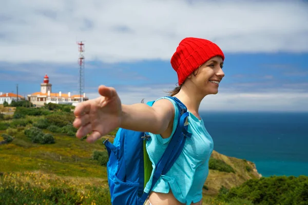 Mulher com uma mochila está girando os braços para os lados e — Fotografia de Stock