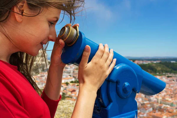 Bella donna con moneta pagato binocolo in alta collina e guardare — Foto Stock