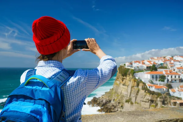 Žena s batohem dělá fotografii na smartphone krasavice — Stock fotografie