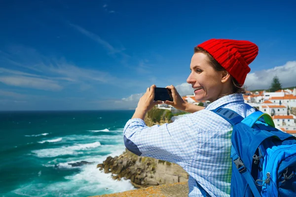 Wanita dengan ransel membuat foto di smartphone dari beaut — Stok Foto