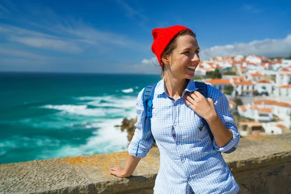 Donna con uno zaino gode di una vista sulla costa dell'oceano vicino a Azen — Foto Stock