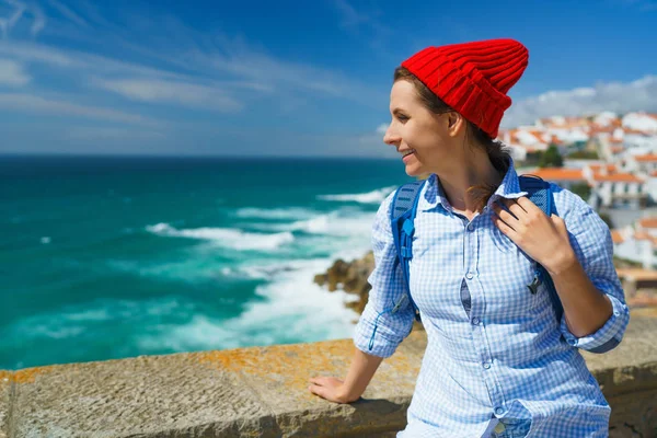 Kvinna med en ryggsäck har en utsikt över havet kusten nära Azen — Stockfoto