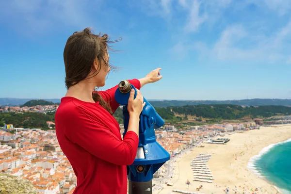 Mooie vrouw met munt betaald verrekijkers op hoge heuvel en kijk — Stockfoto