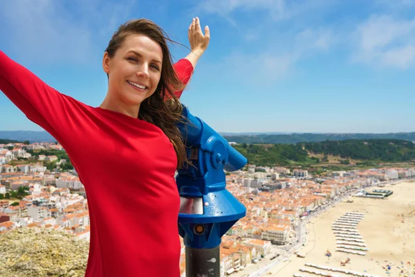 Mulher bonita usando moeda binóculos pagos em alta colina e olhar — Fotografia de Stock