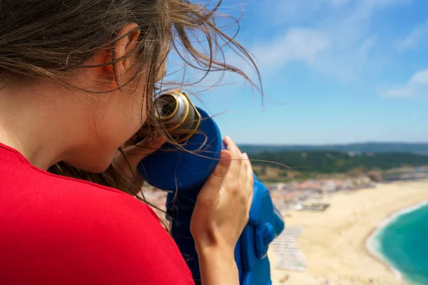 Hermosa mujer usando binoculares pagados con moneda en alta colina y mira —  Fotos de Stock