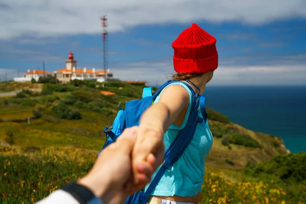 Följ mig - glad ung kvinna i en röd hatt och med en ryggsäck b — Stockfoto