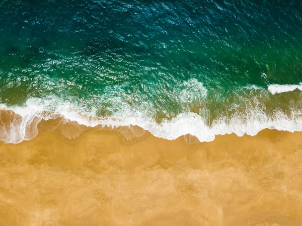 Vista superior de una playa desierta. La costa portuguesa del Atlante — Foto de Stock