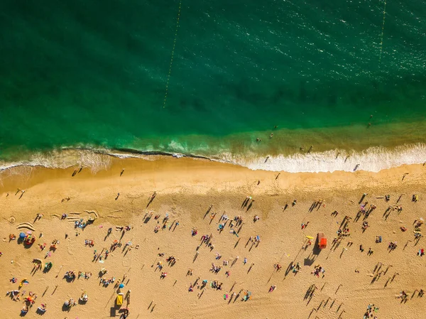 Blick von oben auf einen belebten Strand. Küste des Atlantischen Ozeans — Stockfoto