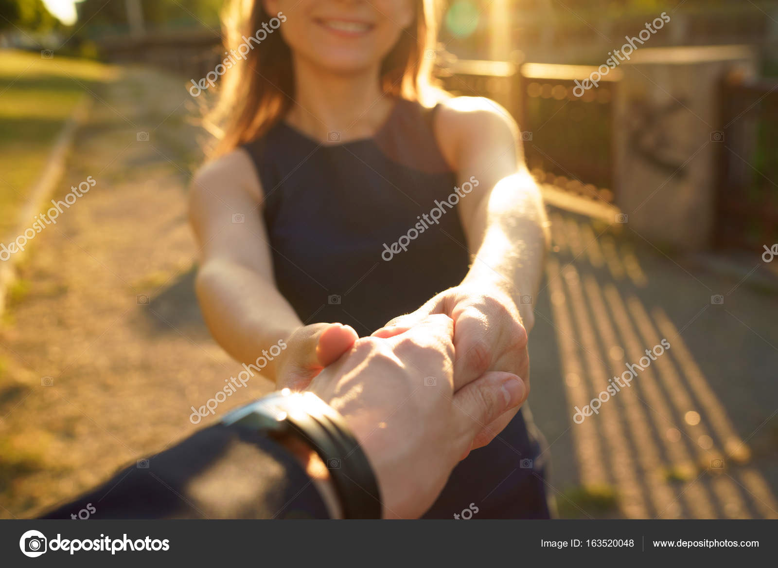 две девушки держатся за руки. люди взялись за руки. люди держатся за руки. две девушки держатся за руки. девушка обнимает другую девушку.