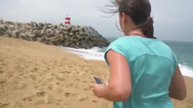 Plaj boyunca çalıştıran atletik kadın