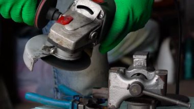 Köşeli taşlama tezgahı ile çalışan metal kesme