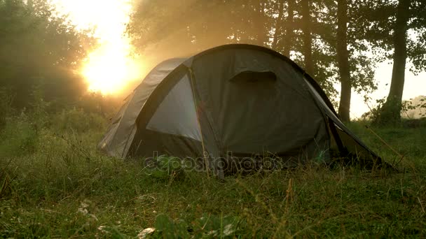 Turist çadır gündoğumu, nehir üzerinde — Stok video