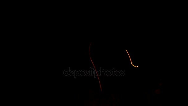 Sparks from the fire burns at night in a tourist camp. Shot with long exposure — Stock Video