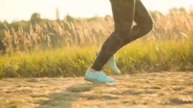 Kadın açık havada günbatımında çalışır