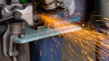 Köşeli taşlama tezgahı ile çalışan metal kesme işlemi. Ağır çekim