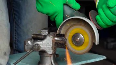 Köşeli taşlama tezgahı ile çalışan metal kesme